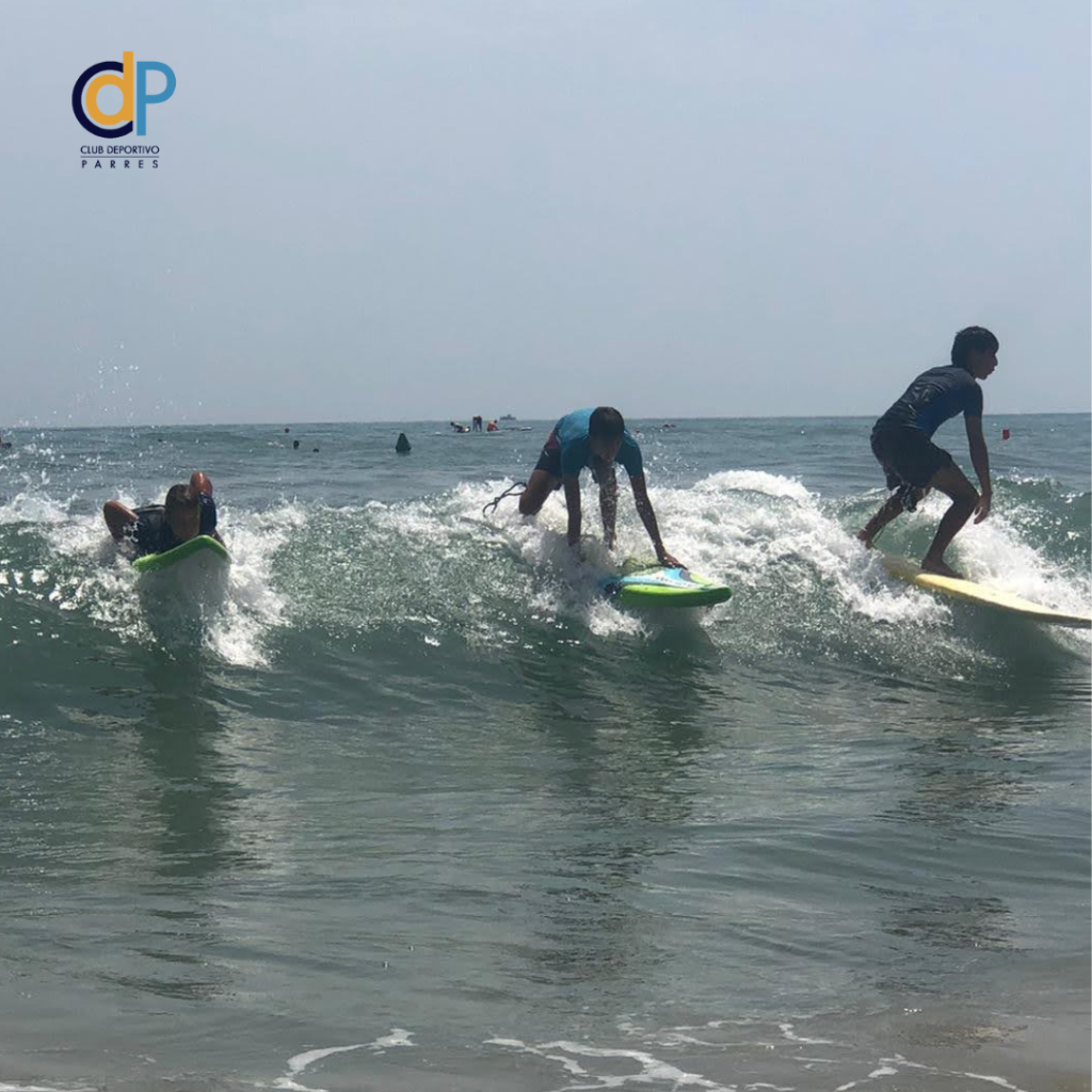 alumnos aprendiendo surf